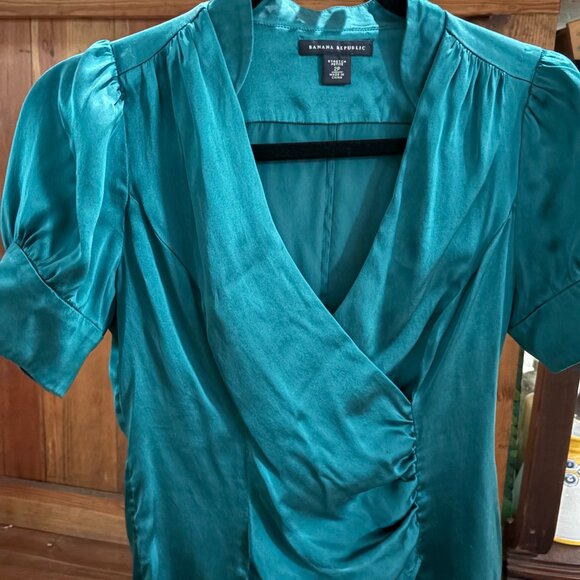 Elegant short sleeves blouse Banana Republic. 95% silk. V neck. Size 2P. - Picture 10 of 13